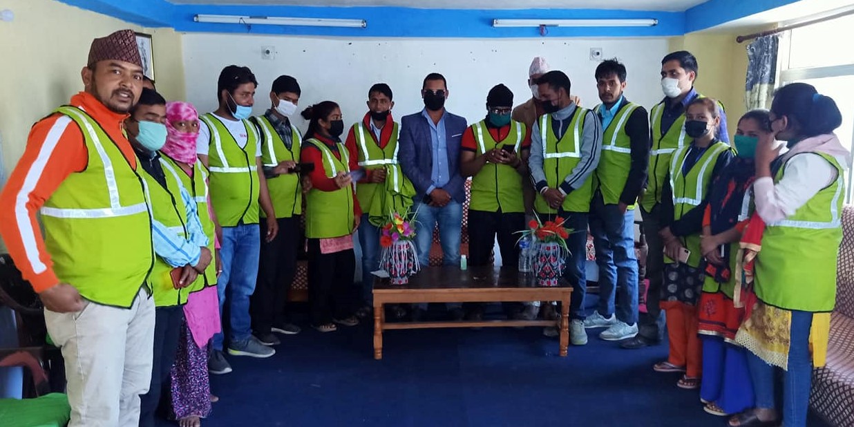 काेराेना कहरमा अध्यक्ष बमद्धारा पत्रकारलाई जाकेट काेसेली